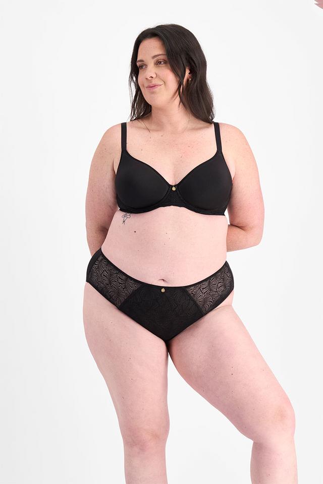 Chelsea (She/Her) wears size 14 and is 176cm tall