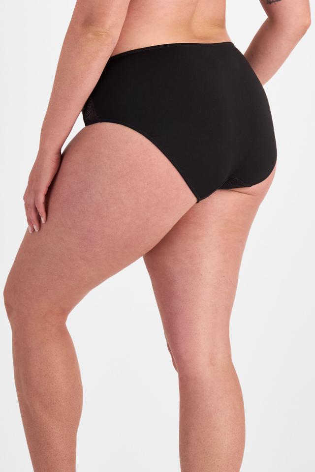 Chanel (She/Her) wears size 14 and is 176cm tall with 104cm chest and 89cm waist
