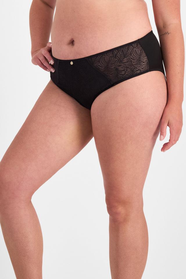 Chanel (She/Her) wears size 14 and is 176cm tall with 104cm chest and 89cm waist