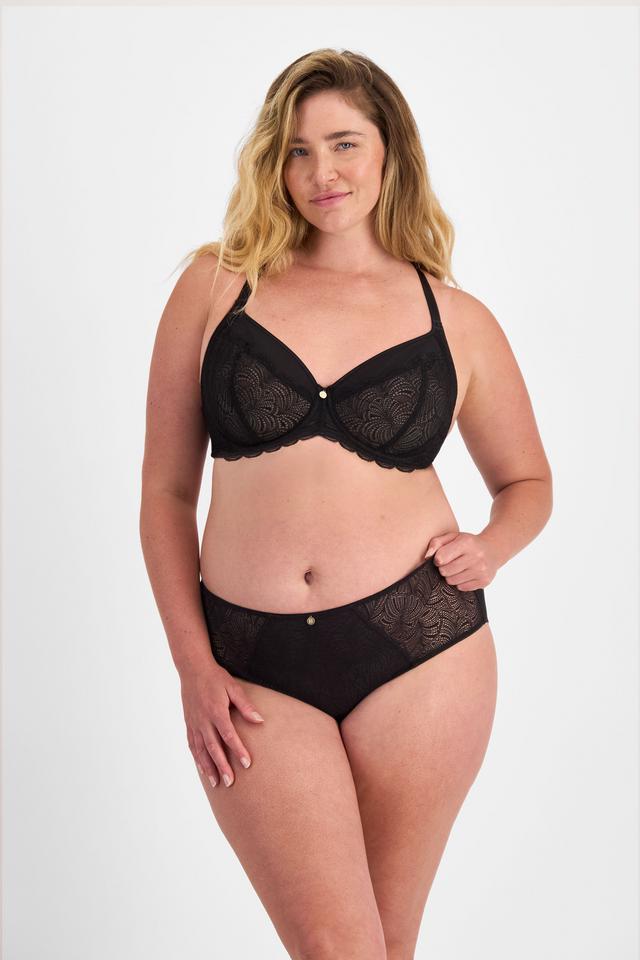 Chanel (She/Her) wears size 14 and is 176cm tall with 104cm chest and 89cm waist
