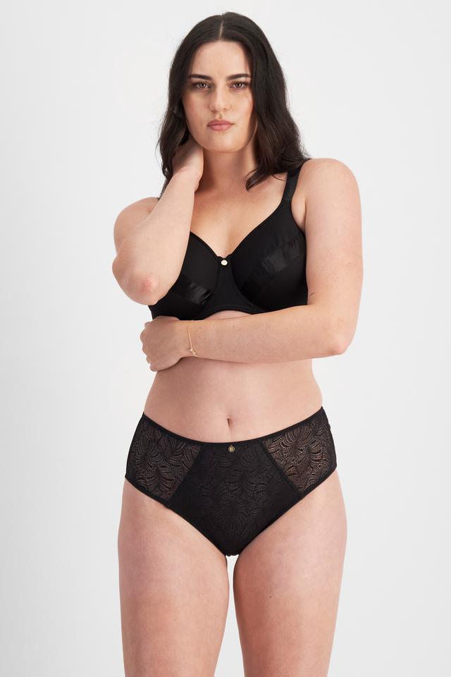 Jacqleen (She/Her) wears size 14 and is 183cm tall with 93cm chest and 73cm waist