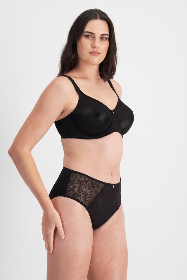 Jacqleen (She/Her) wears size 14 and is 183cm tall with 93cm chest and 73cm waist