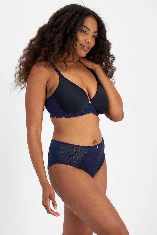 Caitlin (She/Her) wears size 14 and is 176cm tall with 114cm chest and 95cm waist