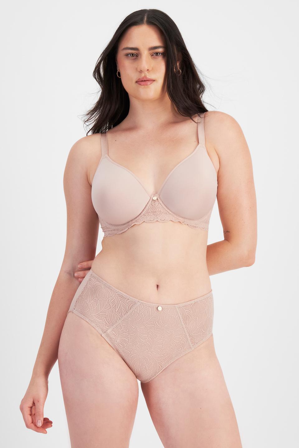 Jacqleen (She/Her) wears size 14 and is 183cm tall with 93cm chest and 73cm waist