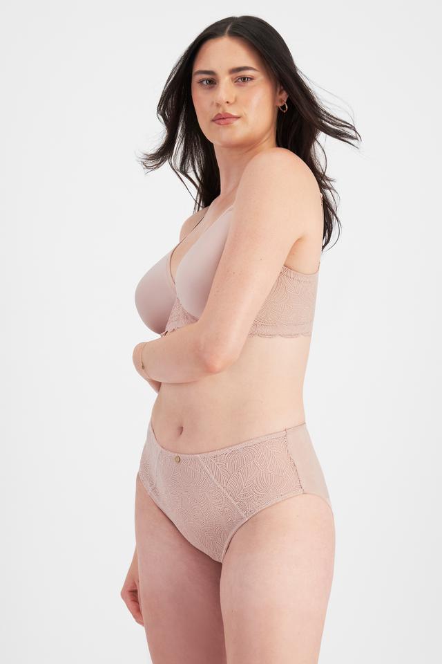 Jacqleen (She/Her) wears size 14 and is 183cm tall with 93cm chest and 73cm waist