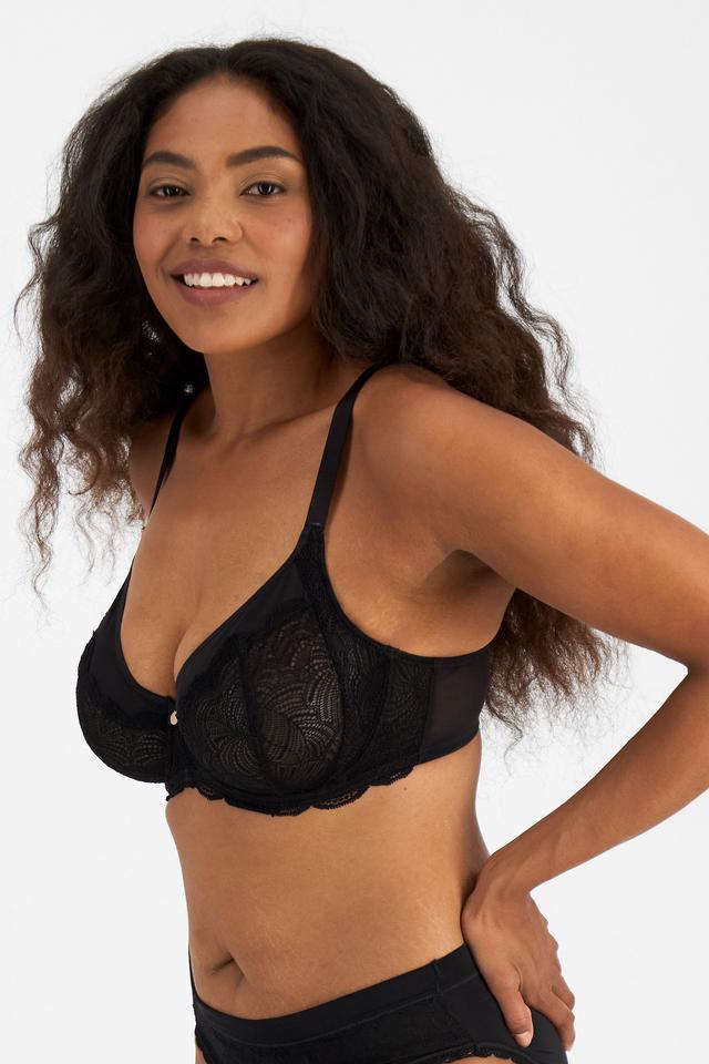 Caitlin (She/Her) wears size 16DD and is 176cm tall with 114cm chest and 95cm waist