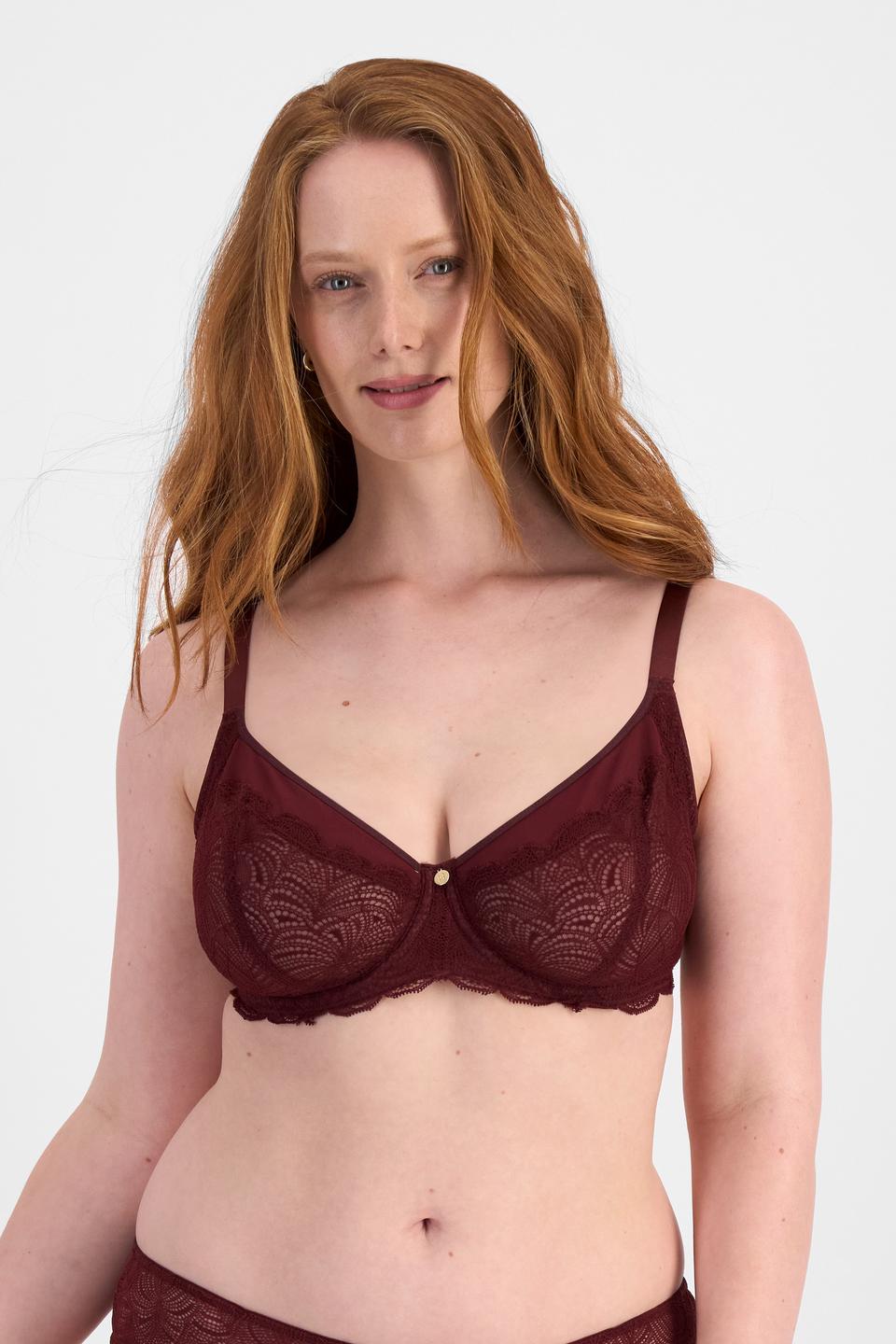 Martine (She/Her) wears size 14DD and is 175cm tall with 82cm chest and 76cm waist