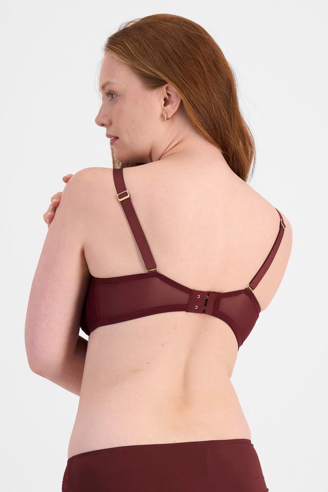 Martine (She/Her) wears size 14DD and is 175cm tall with 82cm chest and 76cm waist