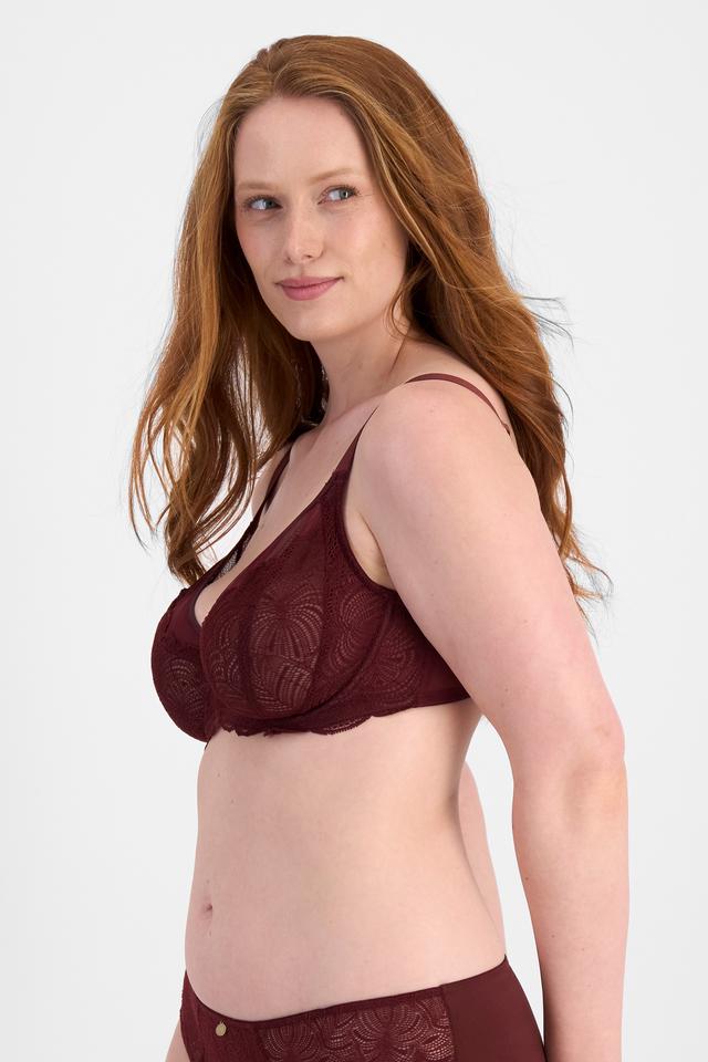 Martine (She/Her) wears size 14DD and is 175cm tall with 82cm chest and 76cm waist