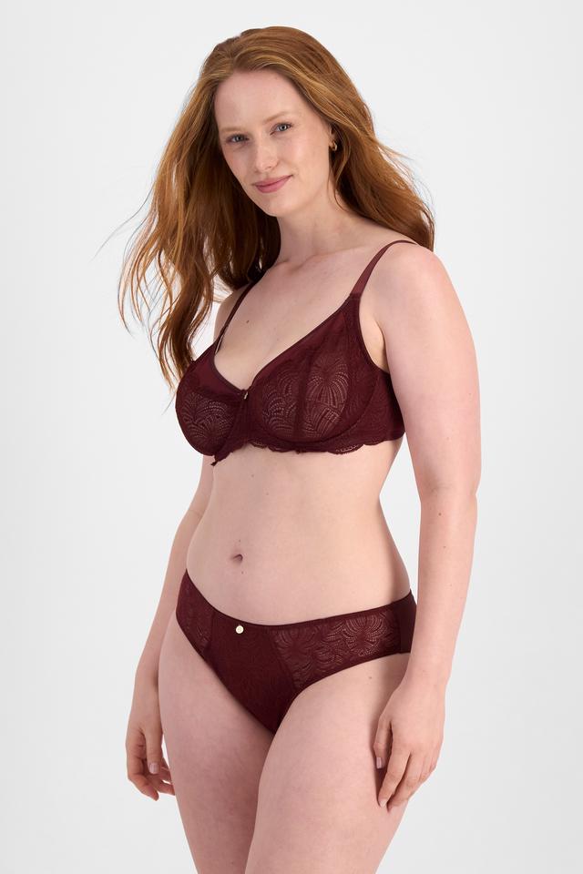 Martine (She/Her) wears size 14DD and is 175cm tall with 82cm chest and 76cm waist