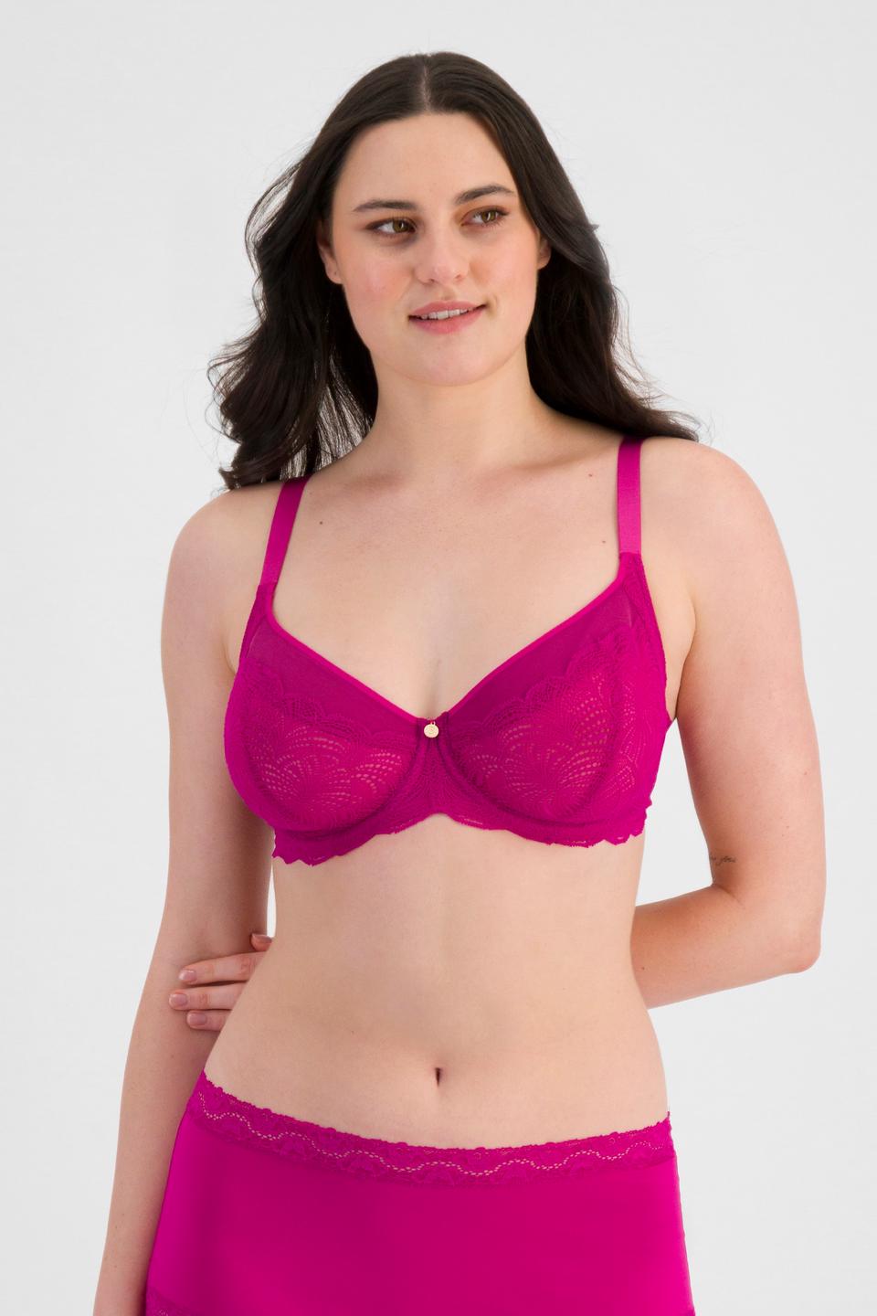 Jacqleen (She/Her) wears size 14DD and is 183cm tall with 93cm chest and 73cm waist