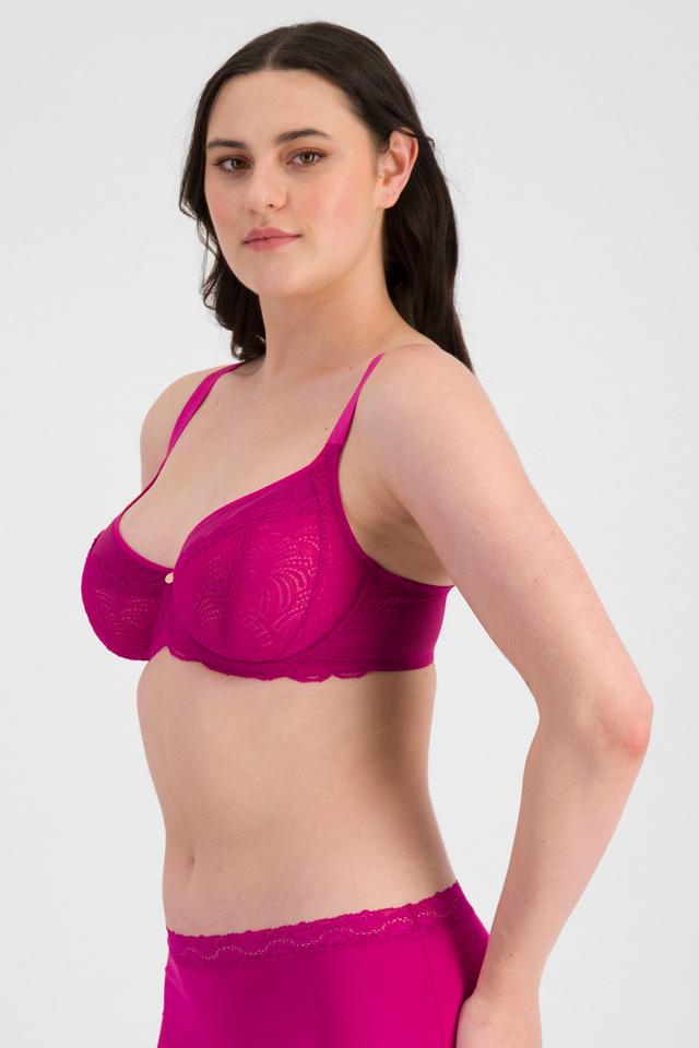 Jacqleen (She/Her) wears size 14DD and is 183cm tall with 93cm chest and 73cm waist