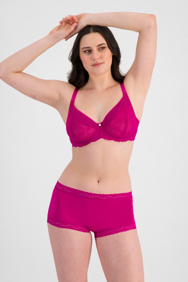 Jacqleen (She/Her) wears size 14DD and is 183cm tall with 93cm chest and 73cm waist