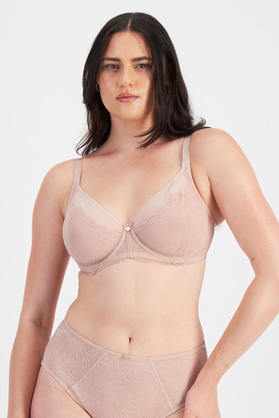 Jacqleen (She/Her) wears size 14DD and is 183cm tall with 93cm chest and 73cm waist