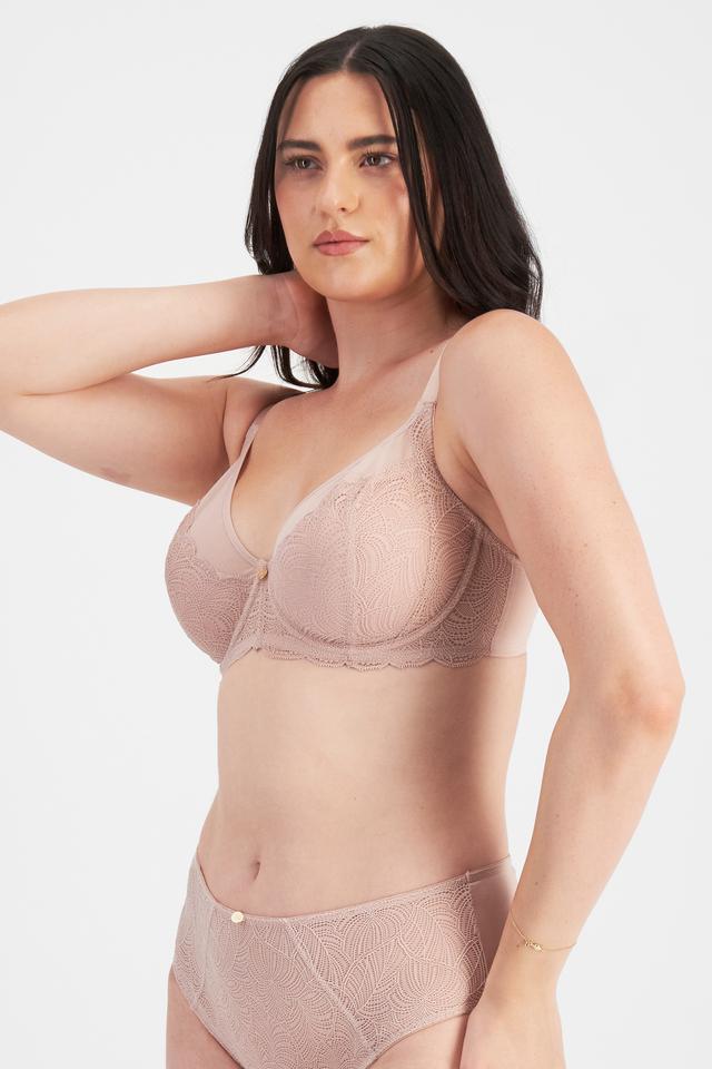 Jacqleen (She/Her) wears size 14DD and is 183cm tall with 93cm chest and 73cm waist