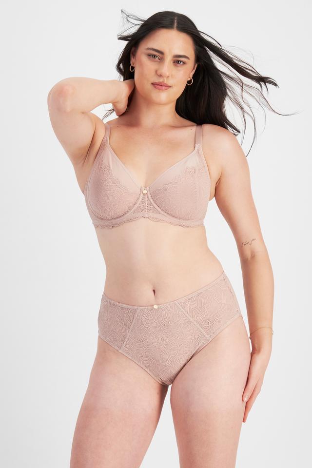 Jacqleen (She/Her) wears size 14DD and is 183cm tall with 93cm chest and 73cm waist