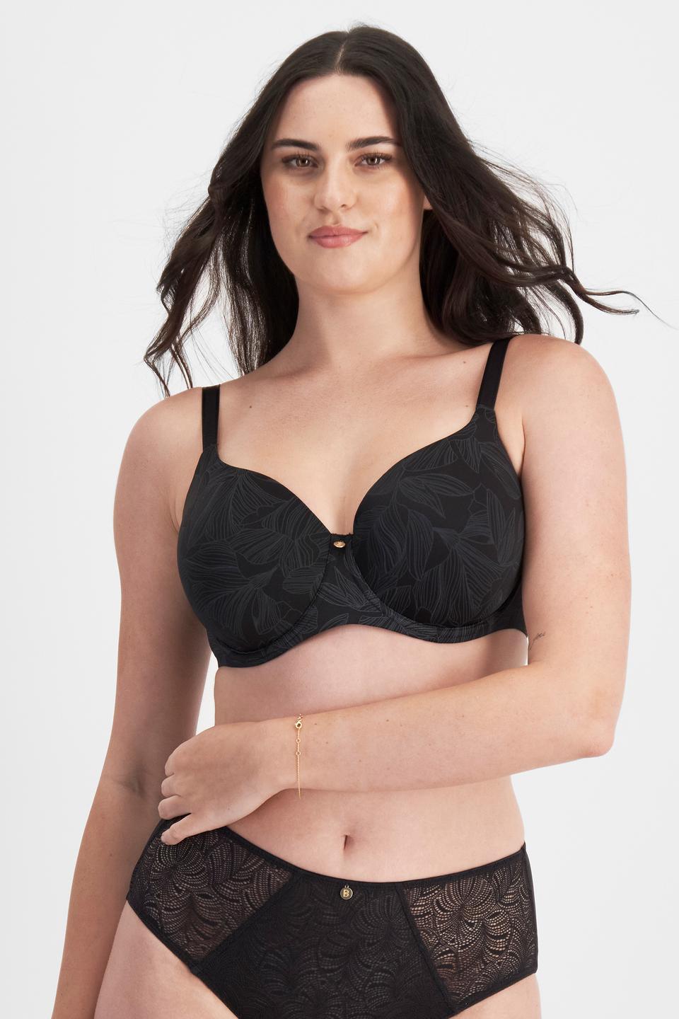 Jacqleen (She/Her) wears size 14DD and is 183cm tall with 93cm chest and 73cm waist