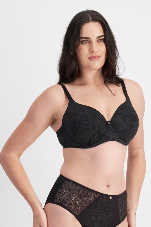 Jacqleen (She/Her) wears size 14DD and is 183cm tall with 93cm chest and 73cm waist