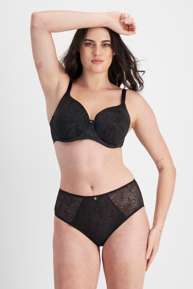 Jacqleen (She/Her) wears size 14DD and is 183cm tall with 93cm chest and 73cm waist