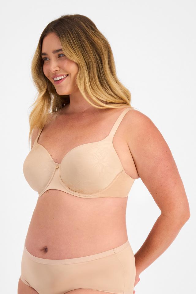 Chanel (She/Her) wears size 14D and is 176cm tall with 104cm chest and 89cm waist