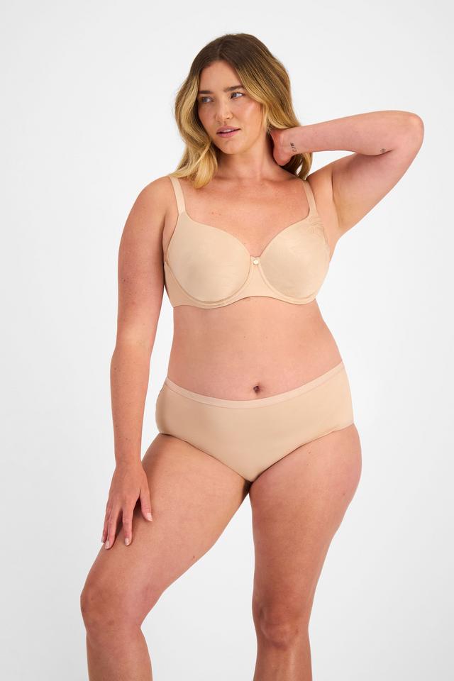 Chanel (She/Her) wears size 14D and is 176cm tall with 104cm chest and 89cm waist