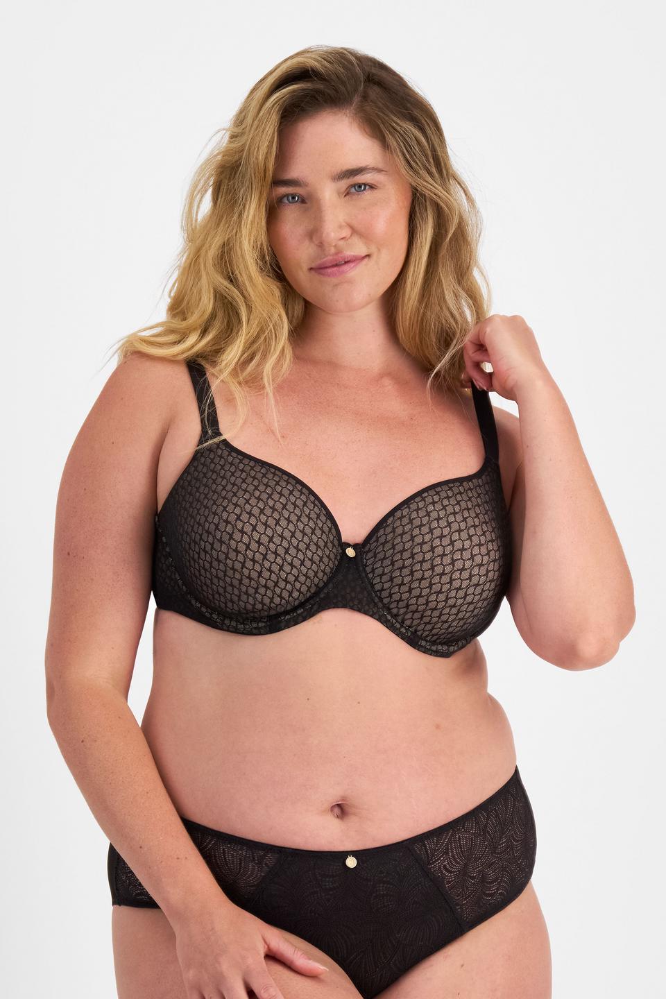 Chanel (She/Her) wears size 14D and is 176cm tall with 104cm chest and 89cm waist
