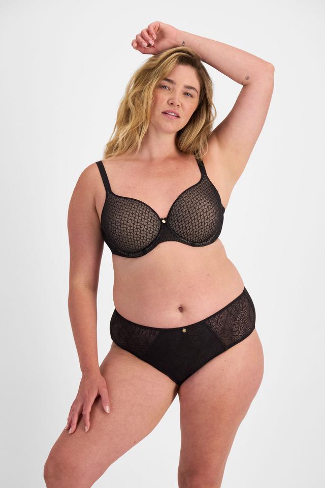 Chanel (She/Her) wears size 14D and is 176cm tall with 104cm chest and 89cm waist