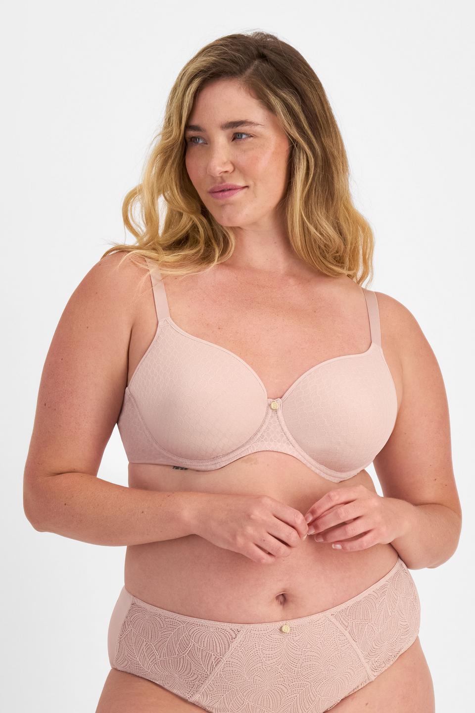 Chanel (She/Her) wears size 14DD and is 176cm tall with 104cm chest and 89cm waist