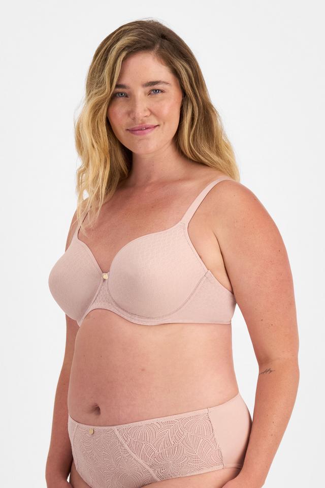 Chanel (She/Her) wears size 14DD and is 176cm tall with 104cm chest and 89cm waist