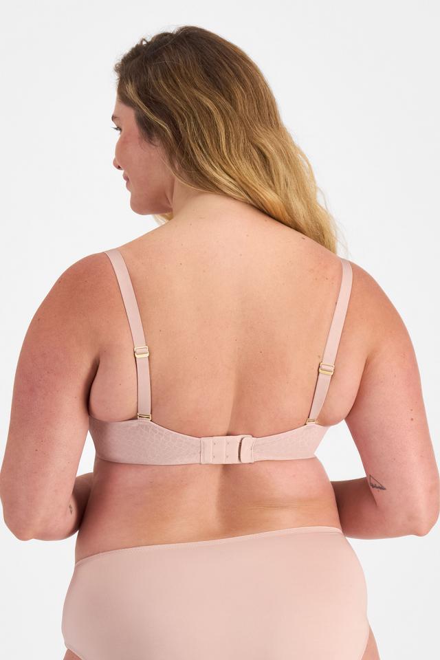 Chanel (She/Her) wears size 14DD and is 176cm tall with 104cm chest and 89cm waist