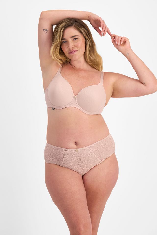 Chanel (She/Her) wears size 14DD and is 176cm tall with 104cm chest and 89cm waist