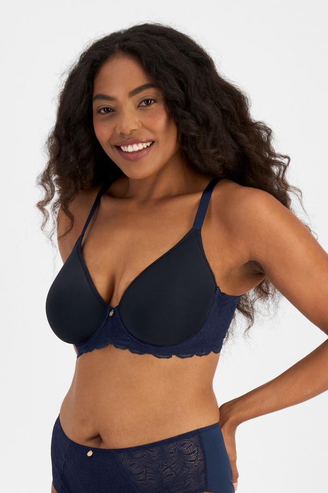 Caitlin (She/Her) wears size 16DD and is 176cm tall with 114cm chest and 95cm waist
