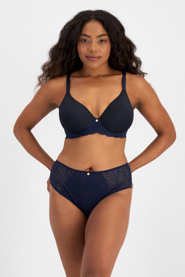 Caitlin (She/Her) wears size 16DD and is 176cm tall with 114cm chest and 95cm waist
