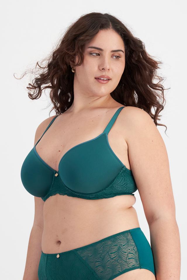 Bella (She/Her) wears size 14D and is 173cm tall with 95cm chest and 77cm waist