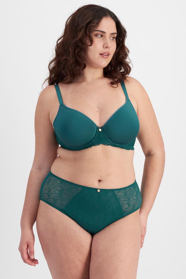 Bella (She/Her) wears size 14D and is 173cm tall with 95cm chest and 77cm waist