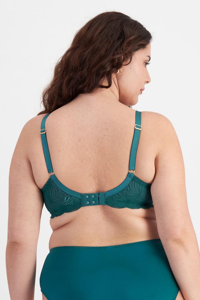 Bella (She/Her) wears size 14D and is 173cm tall with 95cm chest and 77cm waist