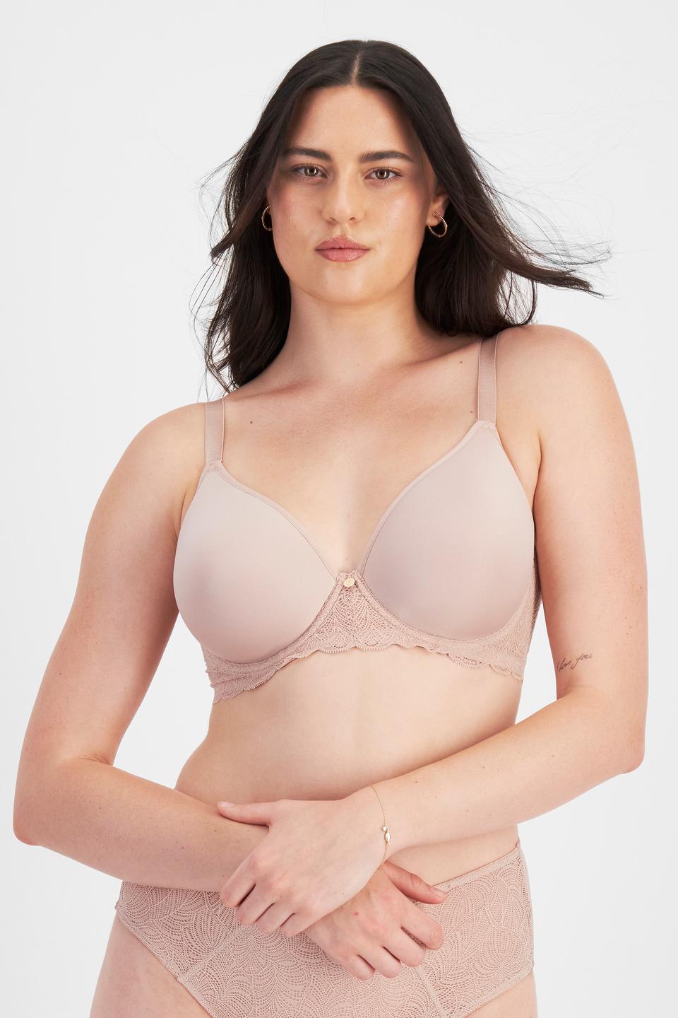 Jacqleen (She/Her) wears size 14DD and is 183cm tall with 93cm chest and 73cm waist