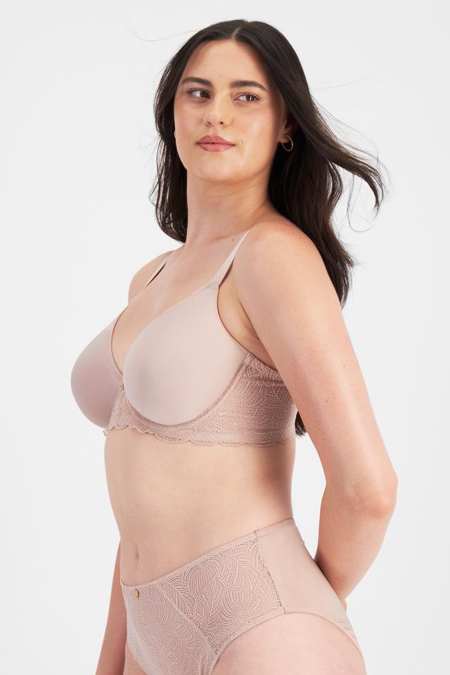 Jacqleen (She/Her) wears size 14DD and is 183cm tall with 93cm chest and 73cm waist