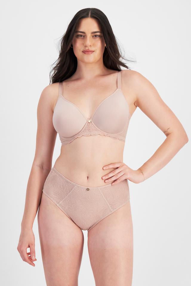 Jacqleen (She/Her) wears size 14DD and is 183cm tall with 93cm chest and 73cm waist