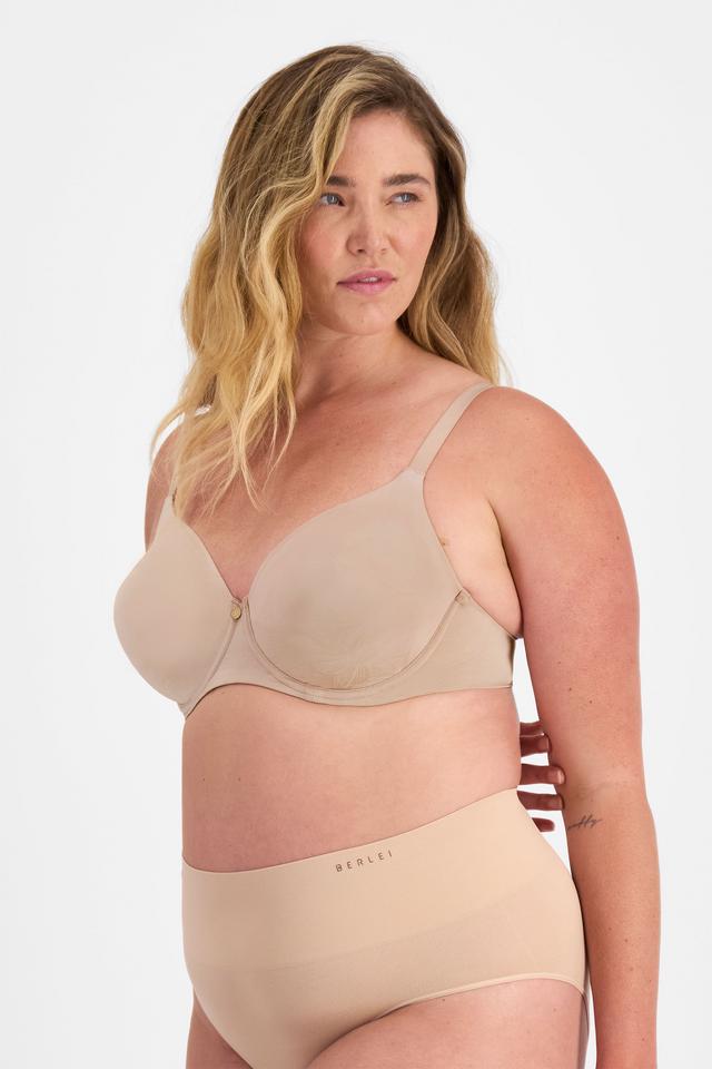 Chanel (She/Her) wears size 14DD and is 176cm tall with 104cm chest and 89cm waist