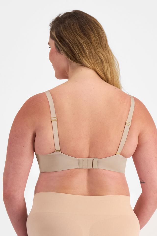Chanel (She/Her) wears size 14DD and is 176cm tall with 104cm chest and 89cm waist