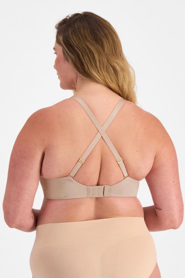 Chanel (She/Her) wears size 14DD and is 176cm tall with 104cm chest and 89cm waist