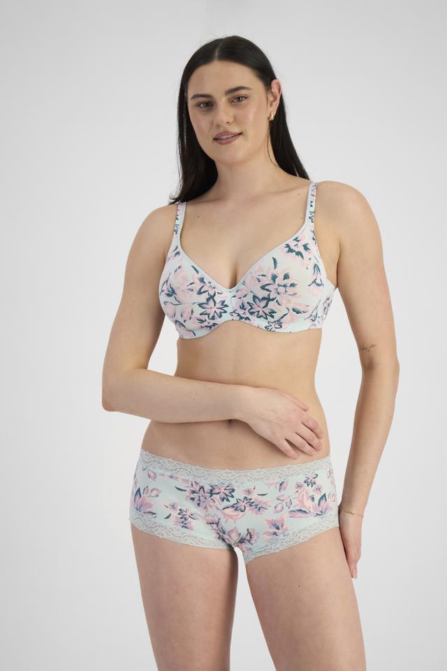 Jacqleen (She/Her) wears size 14 and is 183cm tall with 93cm chest and 73cm waist