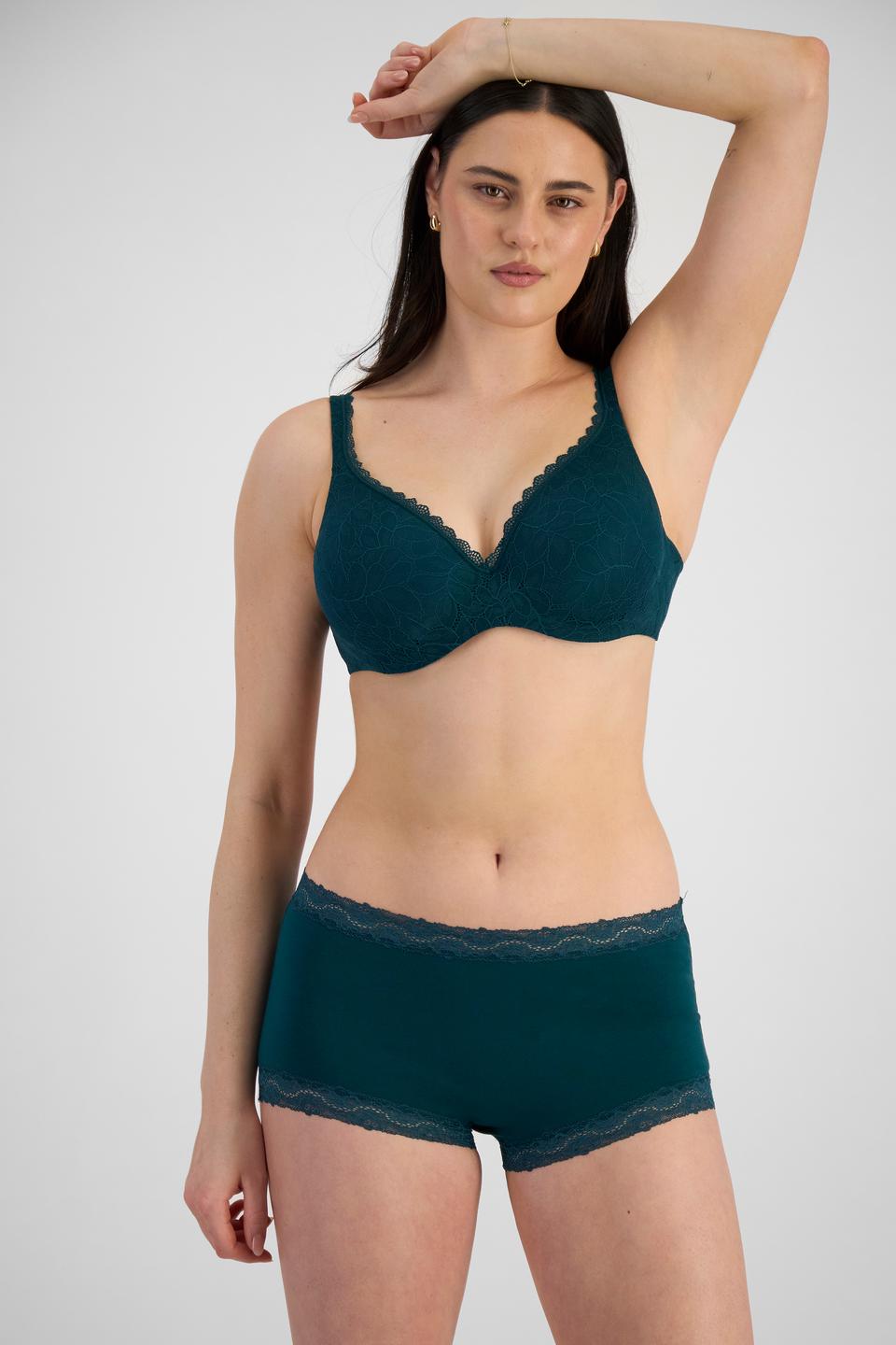 Jacqleen (She/Her) wears size 14 and is 183cm tall with 93cm chest and 73cm waist