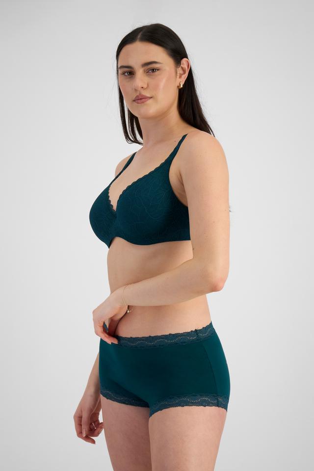 Jacqleen (She/Her) wears size 14 and is 183cm tall with 93cm chest and 73cm waist