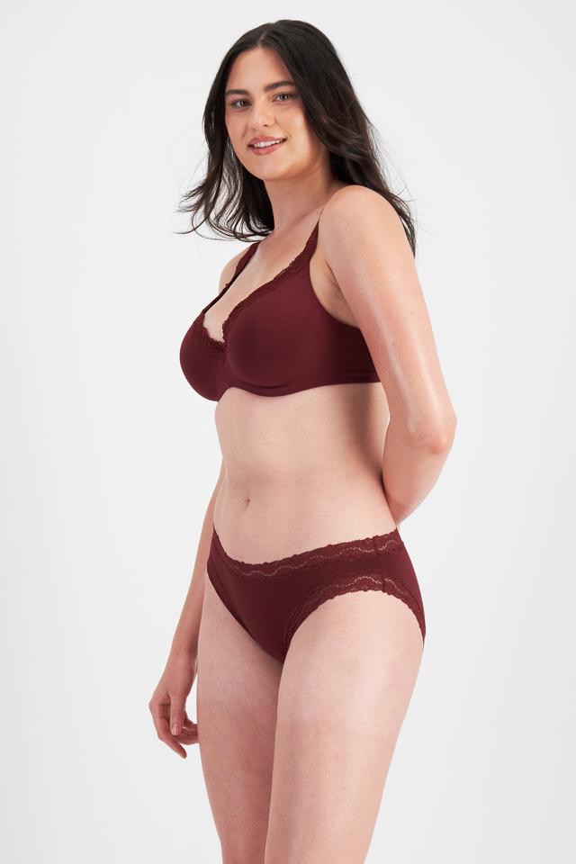 Jacqleen (She/Her) wears size 14 and is 183cm tall with 93cm chest and 73cm waist