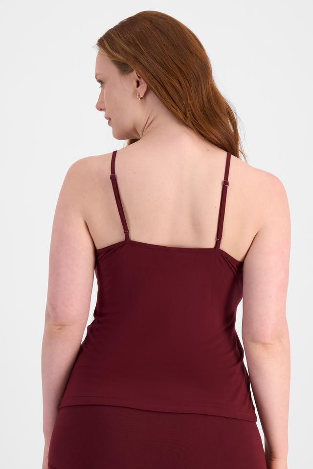 Martine (She/Her) wears size 14DD and is 175cm tall with 82cm chest and 76cm waist