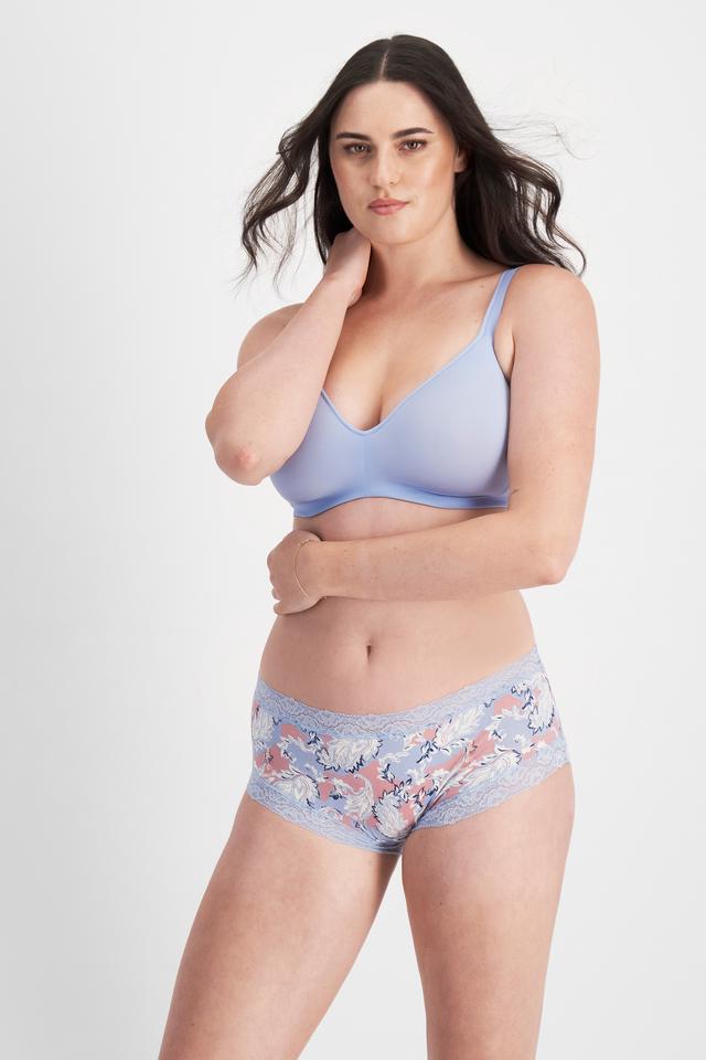 Jacqleen (She/Her) wears size 14 and is 183cm tall with 93cm chest and 73cm waist