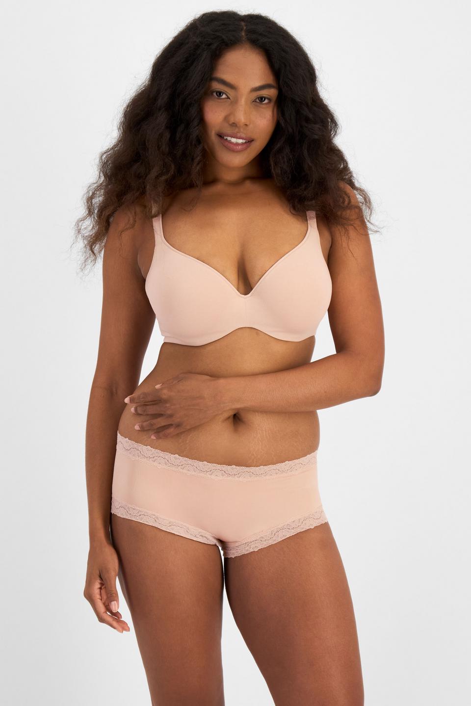 Caitlin (She/Her) wears size 14 and is 176cm tall with 114cm chest and 95cm waist