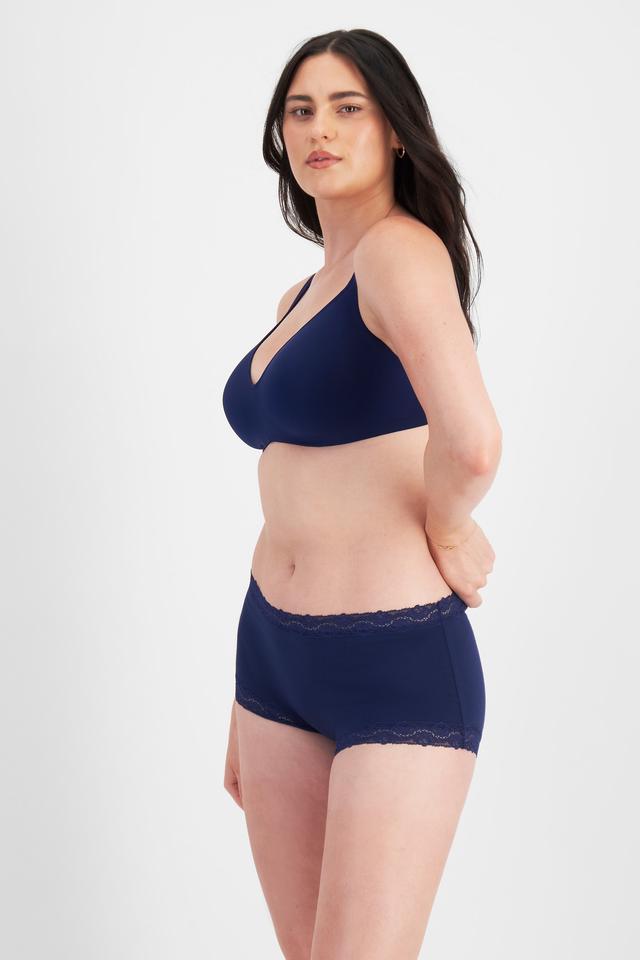 Jacqleen (She/Her) wears size 14 and is 183cm tall with 93cm chest and 73cm waist